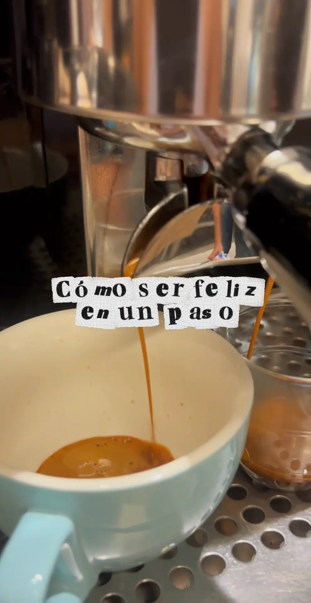 Un espresso de CORA cayendo en la taza