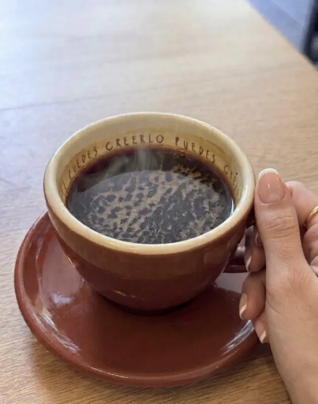 Una taza de CORA negro, servida en la finca